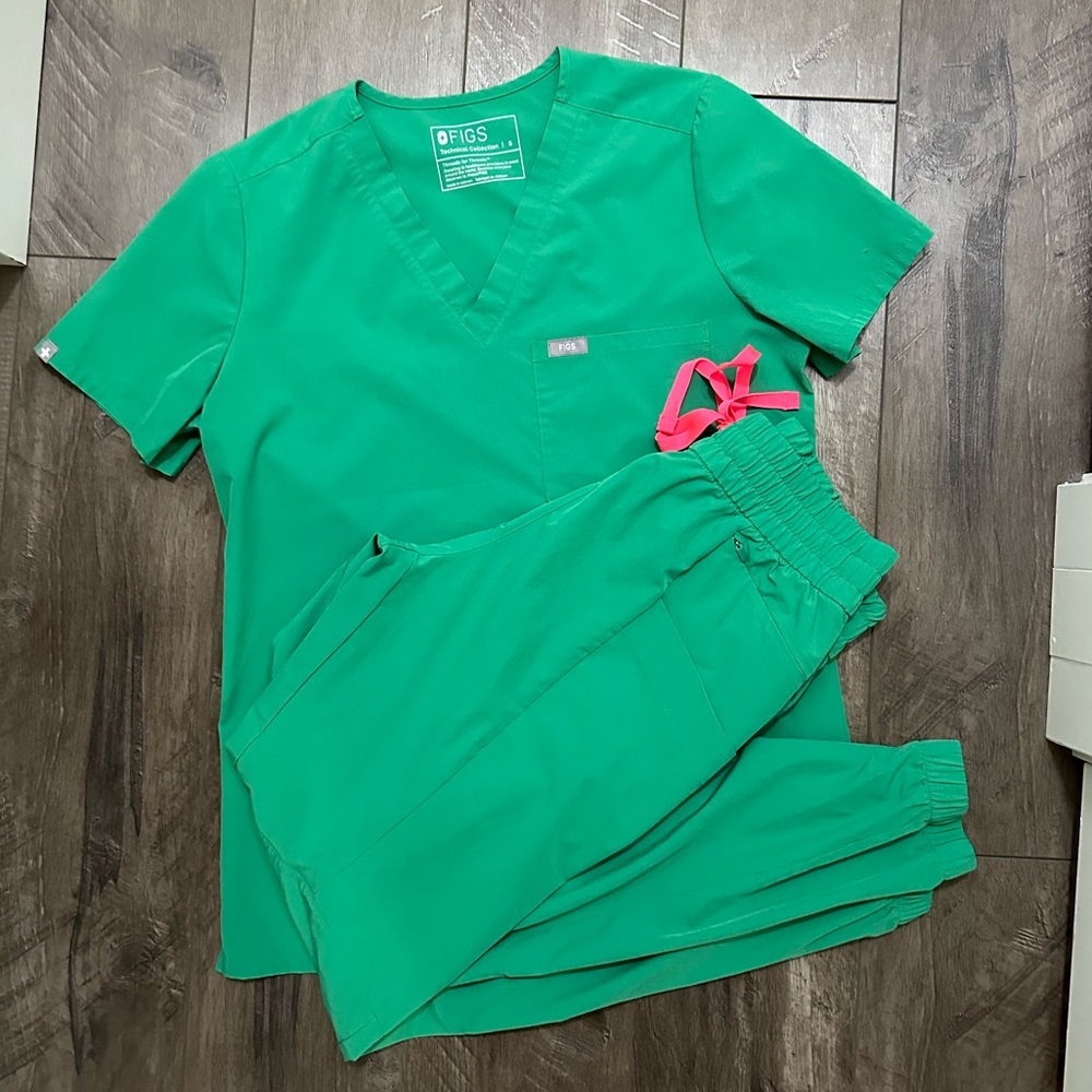 Figs jogger pants & Catarina top one-pocket small. Green,neon pink drawstring.